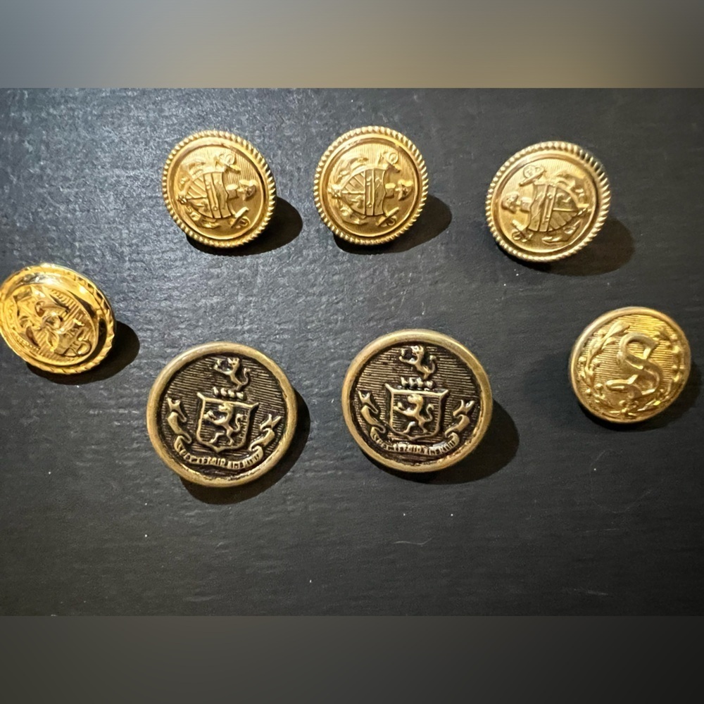 Military buttons 2 bigger ones, 5 smaller ones vintage